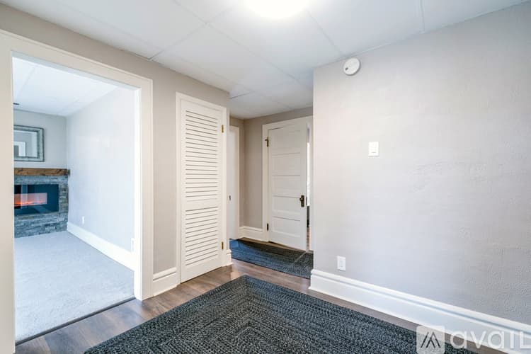 West Jefferson Apartment: 126 1 2 E Main St