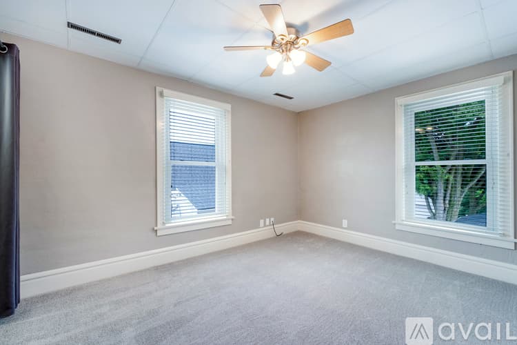 West Jefferson Apartment: 126 1 2 E Main St