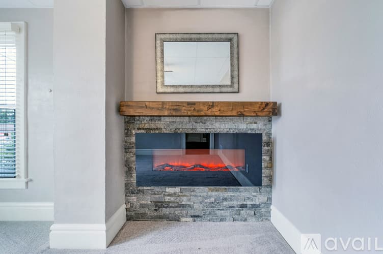 West Jefferson Apartment: 126 1 2 E Main St