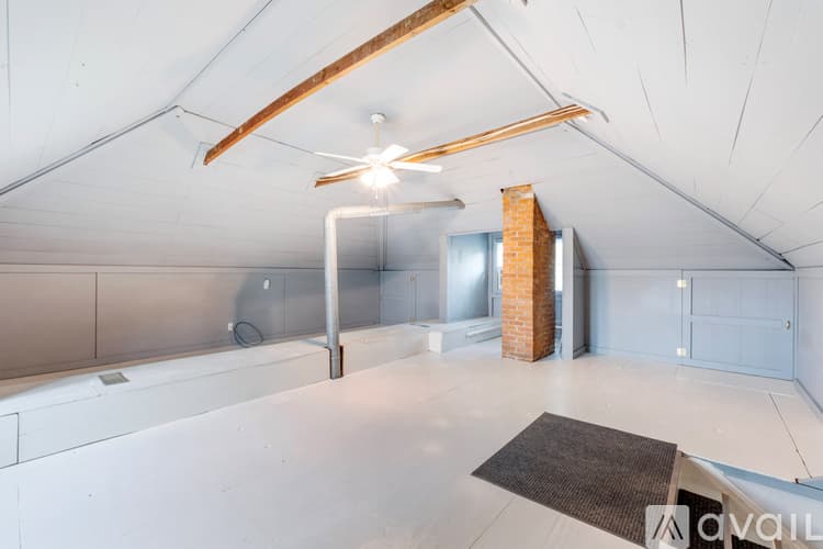 West Jefferson Apartment: 126 1 2 E Main St