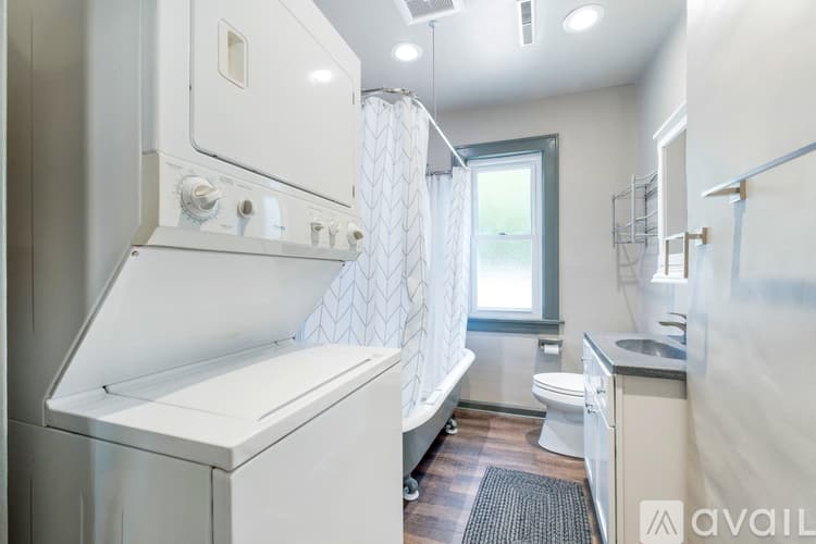West Jefferson Apartment: 126 1 2 E Main St
