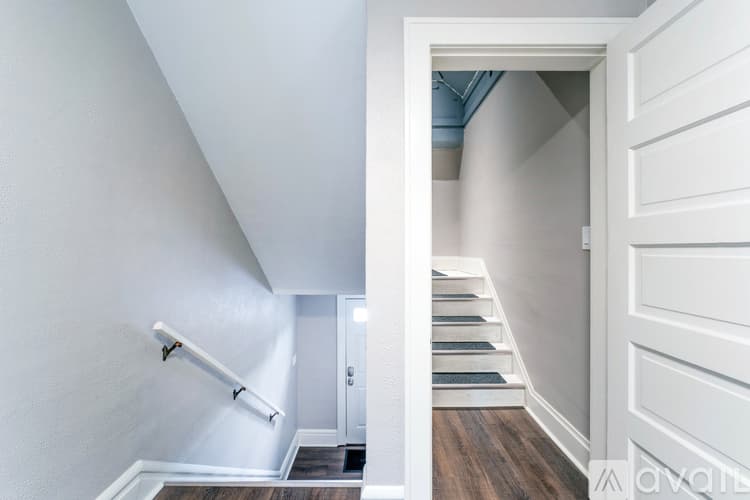 West Jefferson Apartment: 126 1 2 E Main St