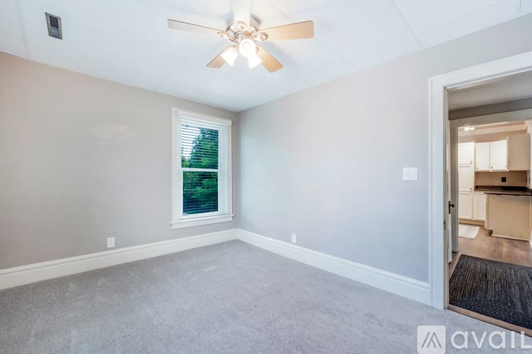 West Jefferson Apartment: 126 1 2 E Main St