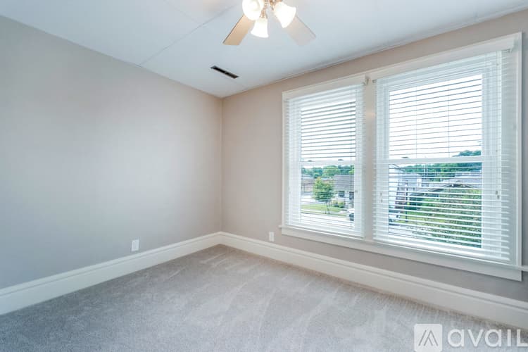 West Jefferson Apartment: 126 1 2 E Main St