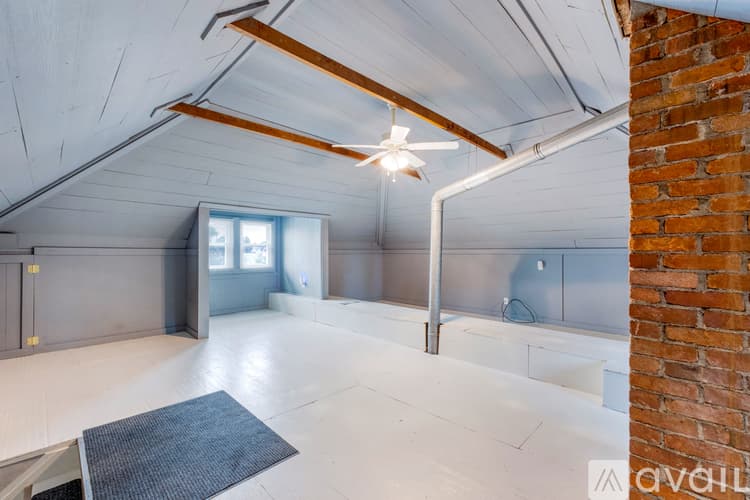 West Jefferson Apartment: 126 1 2 E Main St