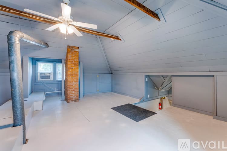 West Jefferson Apartment: 126 1 2 E Main St