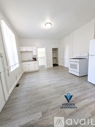 Holyoke Apartment: 7 Worcester Pl