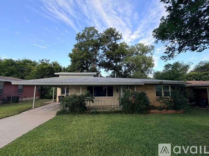 Fort Worth House: 4925 Lubbock Avenue