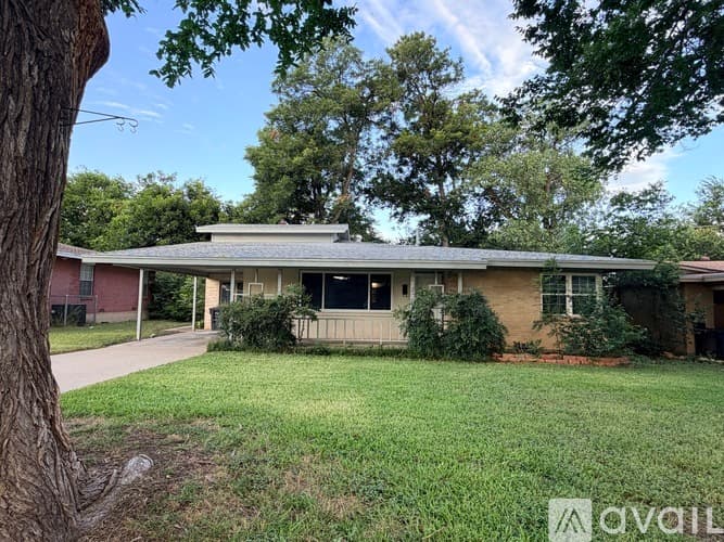 Fort Worth House: 4925 Lubbock Avenue