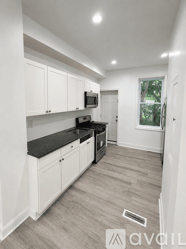 Philadelphia House: 125 N Sickels St