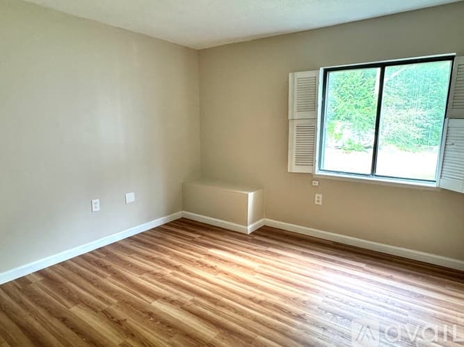 Natick Apartment: 7 Village Rock Ln