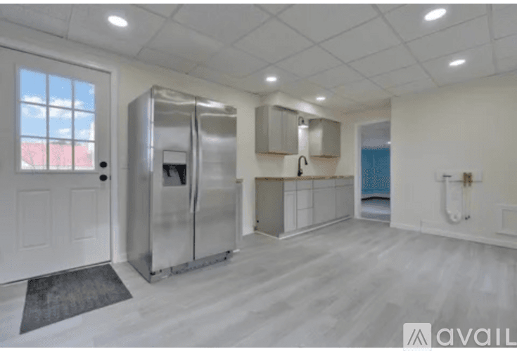 Sanford Apartment: 5 Goodwin St