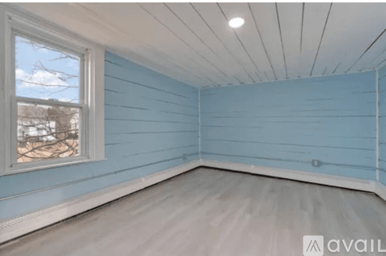 Sanford Apartment: 5 Goodwin St