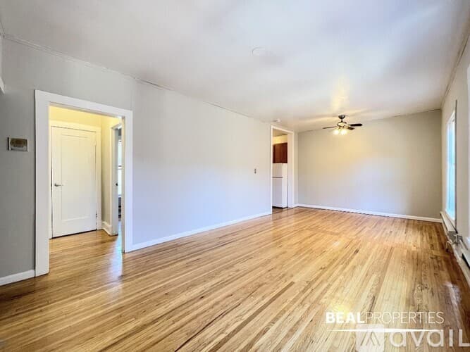 Chicago Apartment: 620 W Barry Ave