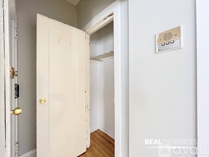 Chicago Apartment: 620 W Barry Ave