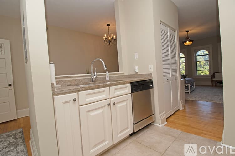 Saint Paul Apartment: 598 Summit Ave