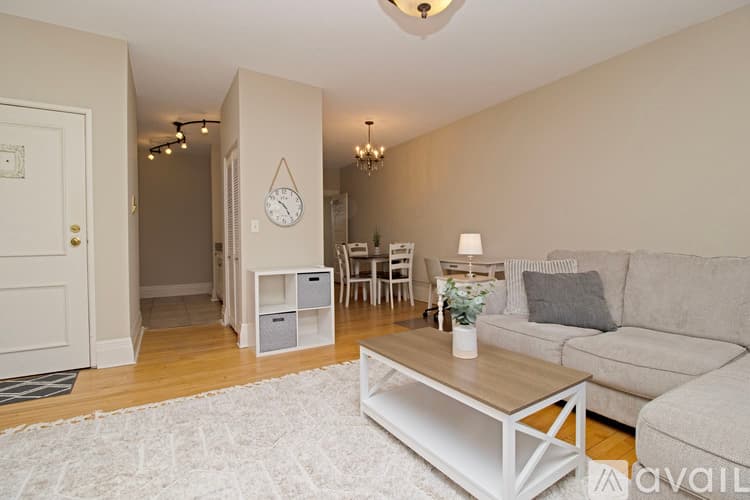 Saint Paul Apartment: 598 Summit Ave