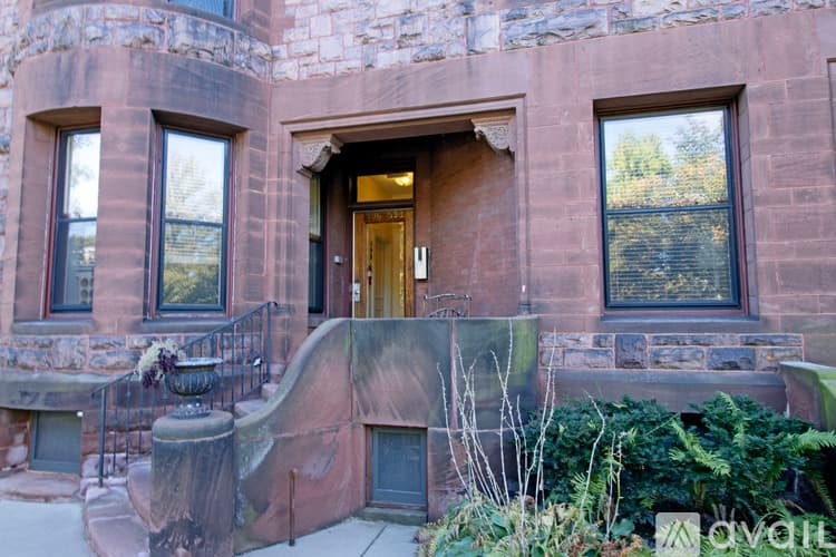 Saint Paul Apartment: 598 Summit Ave