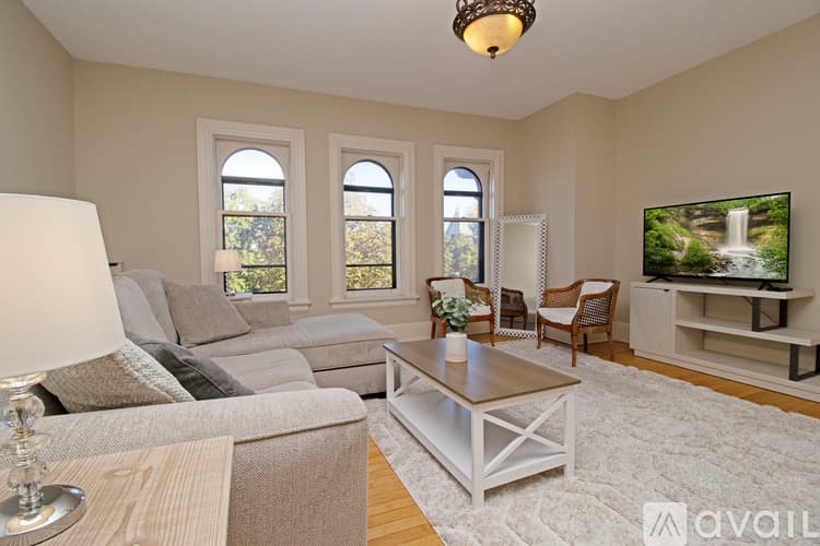 Saint Paul Apartment: 598 Summit Ave