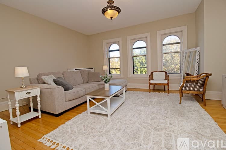 Saint Paul Apartment: 598 Summit Ave