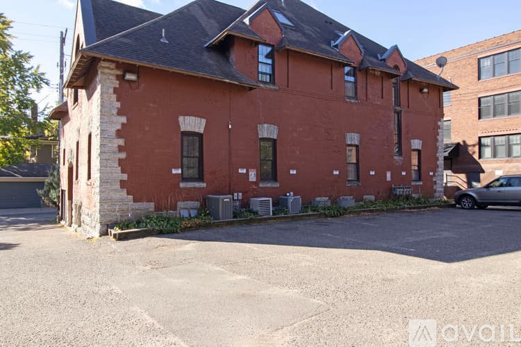 Saint Paul Apartment: 598 Summit Ave