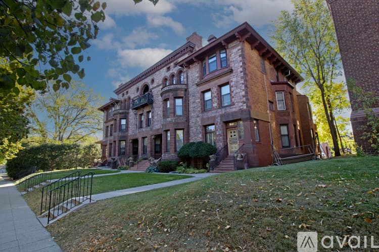 Saint Paul Apartment: 598 Summit Ave