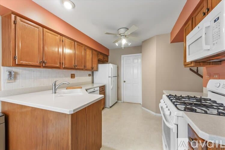 Hanover Park House: 2106 Glasgow Ct