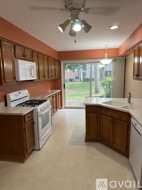 Hanover Park House: 2106 Glasgow Ct