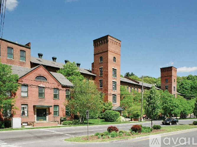 Beacon Falls Apartment: 2 N Main St
