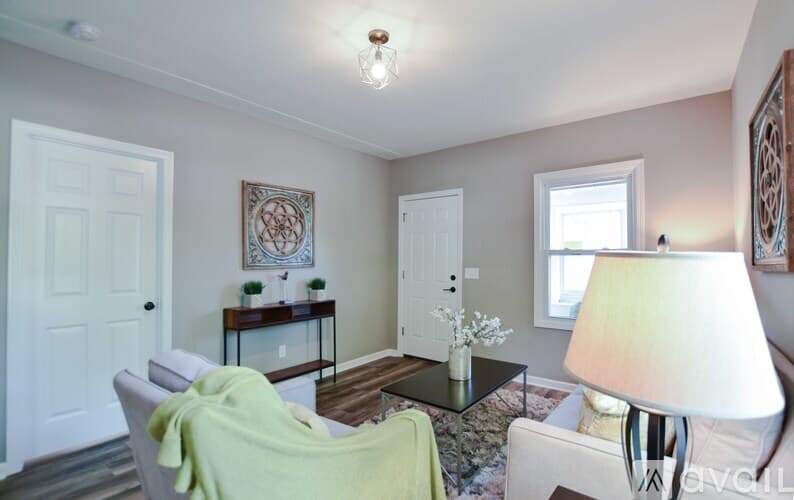 Minneapolis House: 100 E 38th St