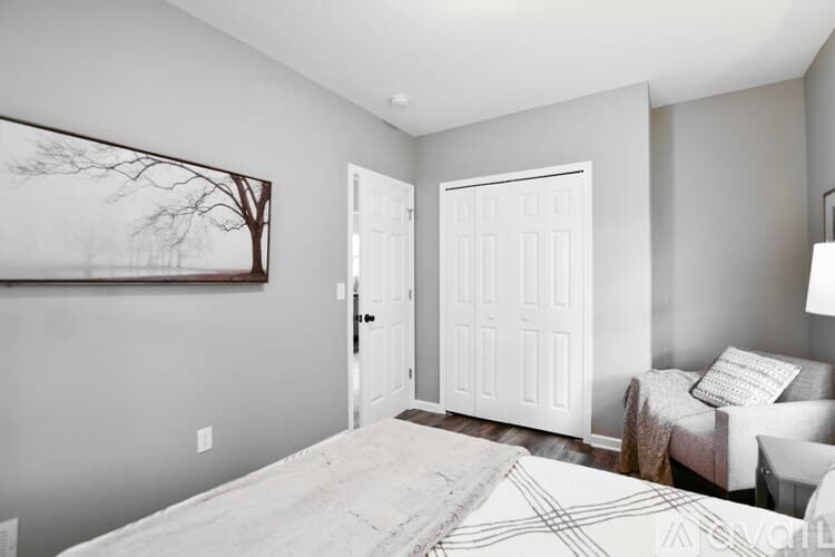 Minneapolis House: 100 E 38th St