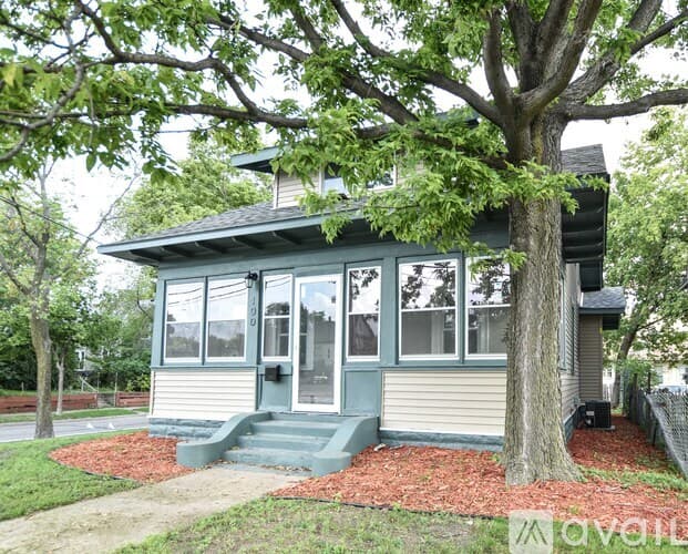 Minneapolis House: 100 E 38th St