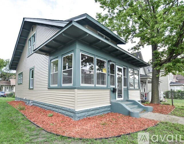 Minneapolis House: 100 E 38th St