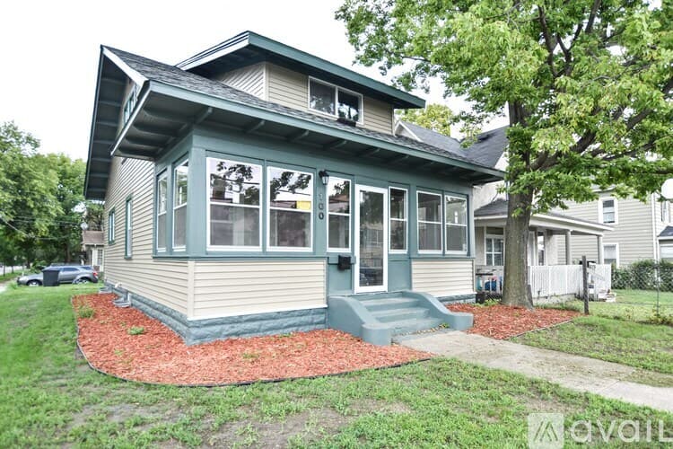 Minneapolis House: 100 E 38th St