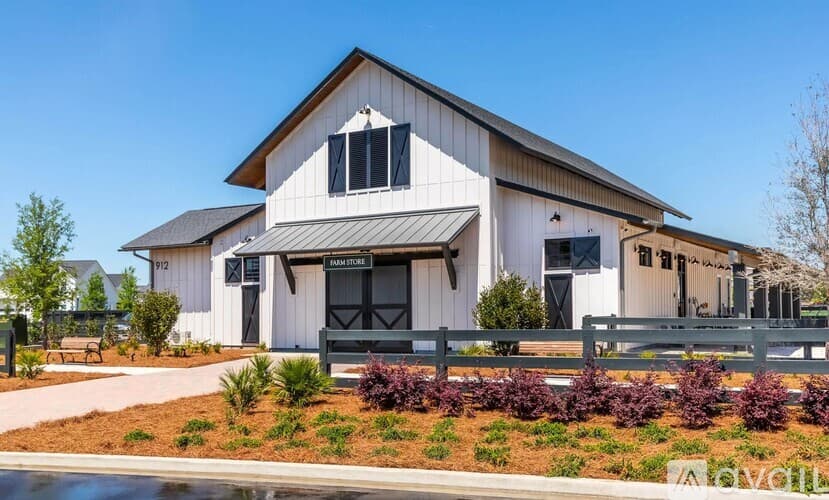 Summerville House: 124 Cloverfield Trl Dr
