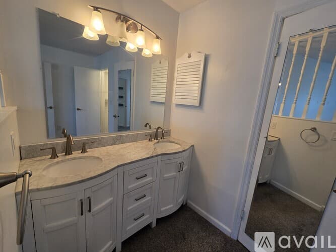 Dade City House: 35086 Whispering Oaks Blvd