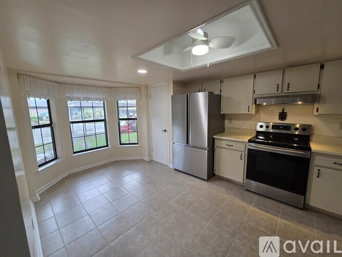 Dade City House: 35086 Whispering Oaks Blvd