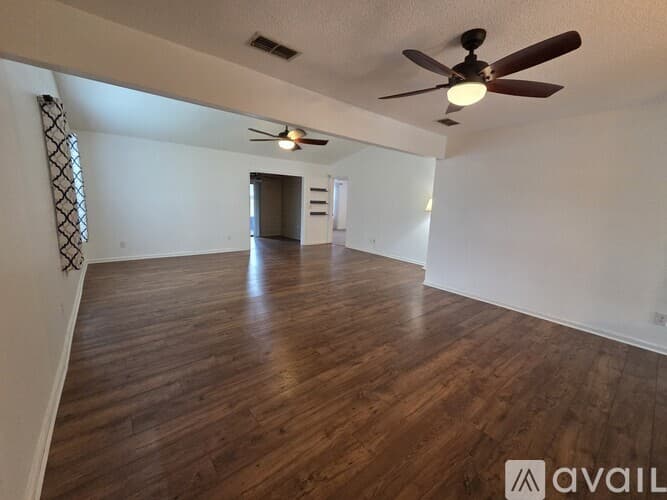 Dade City House: 35086 Whispering Oaks Blvd