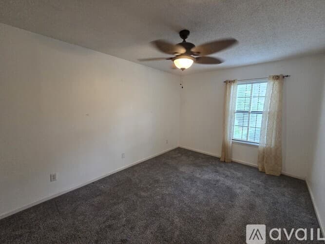 Dade City House: 35086 Whispering Oaks Blvd
