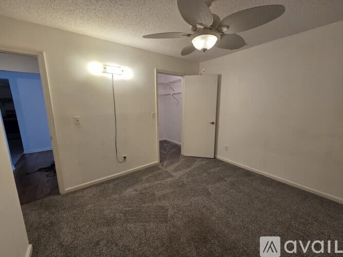 Dade City House: 35086 Whispering Oaks Blvd