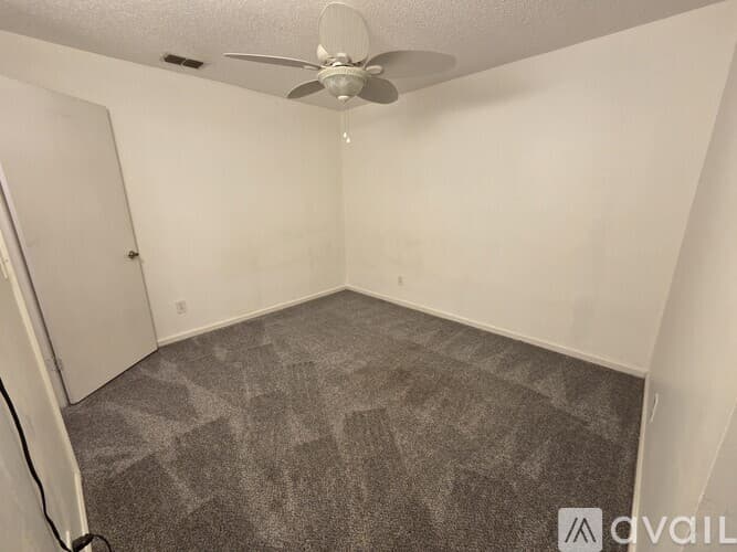 Dade City House: 35086 Whispering Oaks Blvd