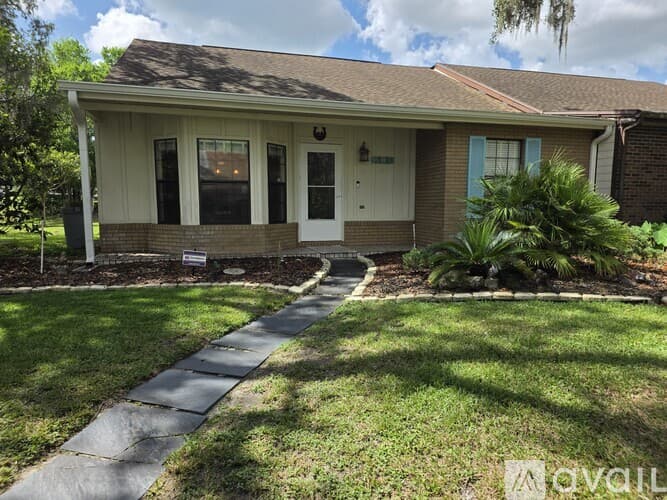 Dade City House: 35086 Whispering Oaks Blvd