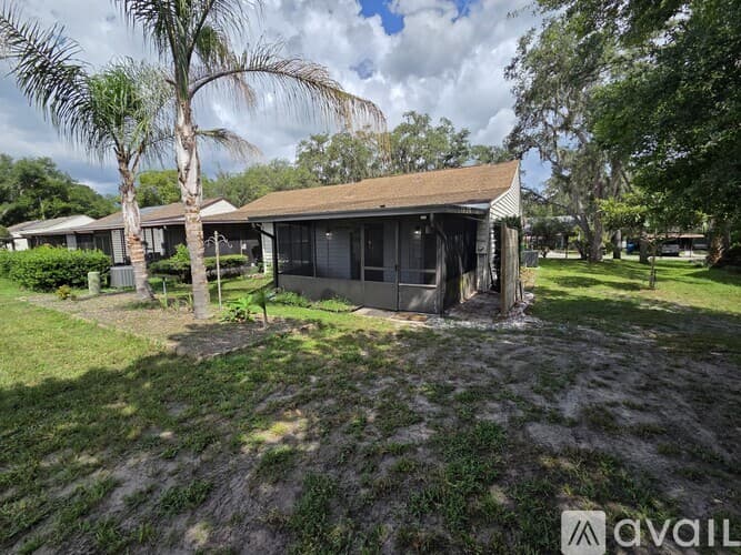 Dade City House: 35086 Whispering Oaks Blvd