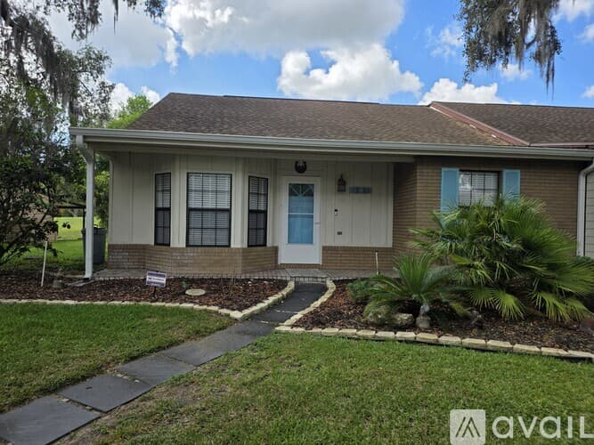 Dade City House: 35086 Whispering Oaks Blvd