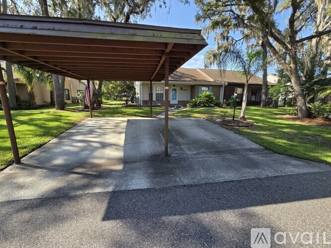 Dade City House: 35086 Whispering Oaks Blvd