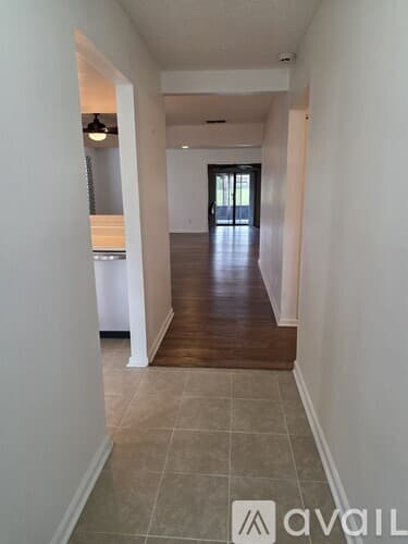 Dade City House: 35086 Whispering Oaks Blvd