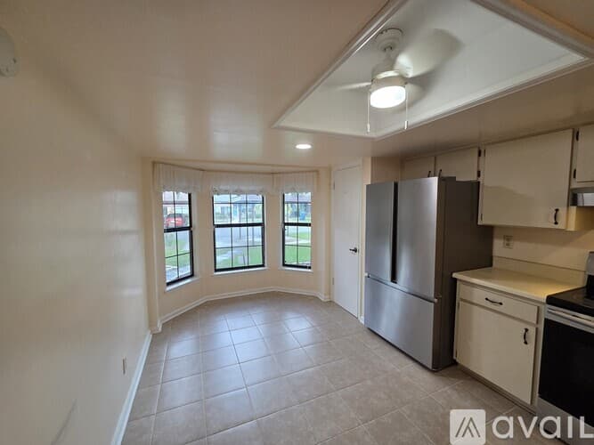 Dade City House: 35086 Whispering Oaks Blvd