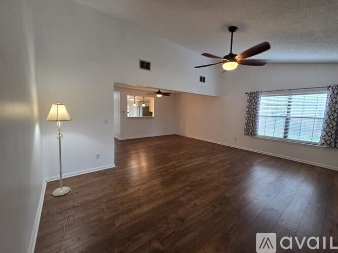 Dade City House: 35086 Whispering Oaks Blvd