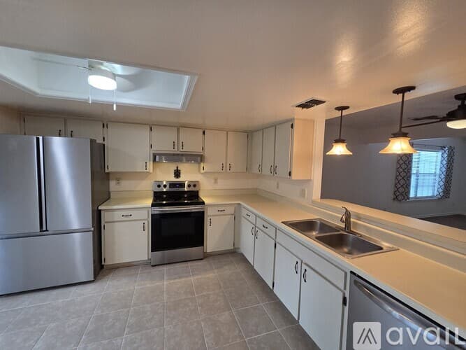Dade City House: 35086 Whispering Oaks Blvd