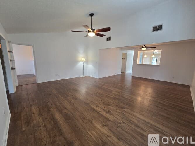 Dade City House: 35086 Whispering Oaks Blvd